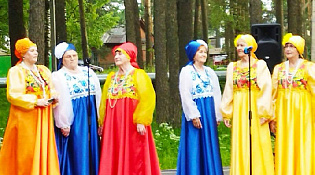 На дискотеке музыка играла