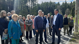 По инициативе главы города Эдуарда Неганова представители общественности осмотрели несколько участков в городском парке, где предстоит санитарная уборка сухостойных и валежных деревьев