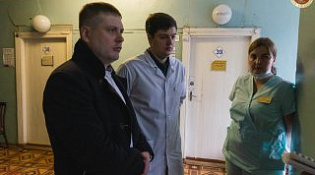 В городской поликлинике кадровые перемены. Коллективу представили нового заведующего.