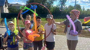 День знаний — волнение, море цветов, белые бантики и конечно же, первые линейки для первоклассников