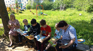 Увлекательное состязание «С книжкой на скамейке»