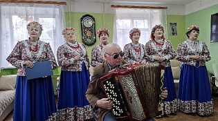 Народный самодеятельный коллектив вокальный ансамбль «Сударушки» поднял настроение жителям отделения временного проживания 
